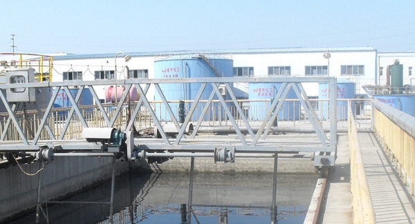 桁车式刮泥机的主要功能和优势是什么